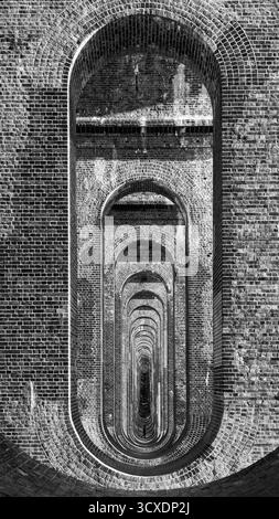 Schwarzweißbild des Viadukts im Ouse-Tal Stockfoto