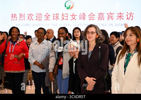 Peking, China. Oktober 2025. Vertreter, die sich für das Global Leaders' Meeting on Women in Peking aufhalten, besuchen am 14. Oktober 2025 das Gebäude der Seidenstraße in Peking, der Hauptstadt Chinas. Quelle: Zou Jingyi/Xinhua/Alamy Live News Stockfoto