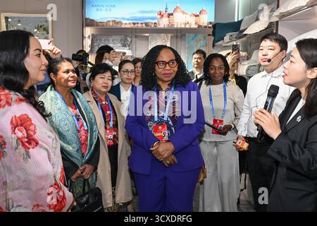 Peking, China. Oktober 2025. Vertreter, die sich für das Global Leaders' Meeting on Women in Peking aufhalten, besuchen am 14. Oktober 2025 das Gebäude der Seidenstraße in Peking, der Hauptstadt Chinas. Quelle: Zou Jingyi/Xinhua/Alamy Live News Stockfoto