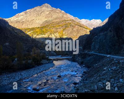 Der Indus-Fluss schlängelt sich durch die Karakorum-Berge und strahlt in den Farben des Herbstes Stockfoto