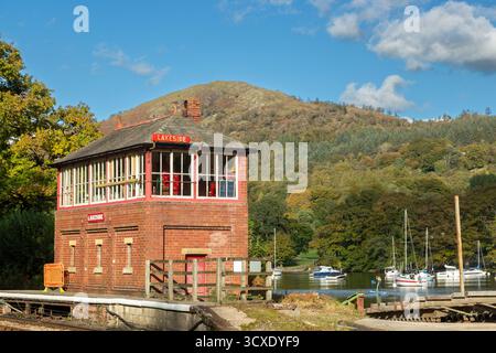 Das Eisenbahnstellwerk am Bahnhof Lakeside an der Lakeside and Haocolwaite Railway in Cumbria Stockfoto