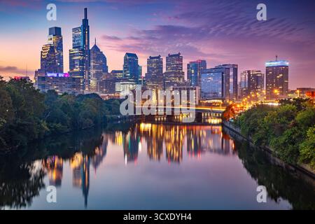 Philadelphia, Pennsylvania, USA. Stadtbild der Innenstadt von Philadelphia, Pennsylvania, mit Reflexion der Skyline im Schuylkill River, der zum Stadtzentrum führt Stockfoto