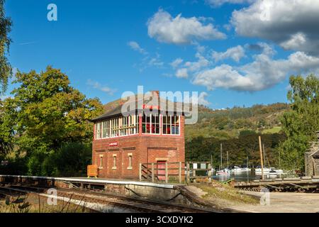 Das Eisenbahnstellwerk am Bahnhof Lakeside an der Lakeside and Haocolwaite Railway in Cumbria Stockfoto