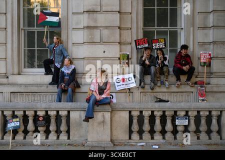 Pro-palästinensische Demonstranten bei einer Kundgebung in Whitehall waren die Demonstranten vom Victoria Embankment marschiert. Whitehall, London, Großbritannien. 11. Oktober 2025 Stockfoto