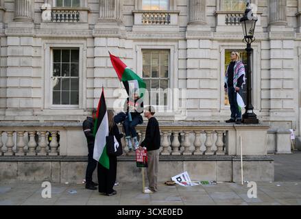 Pro-palästinensische Demonstranten bei einer Kundgebung in Whitehall waren die Demonstranten vom Victoria Embankment marschiert. Whitehall, London, Großbritannien. 11. Oktober 2025 Stockfoto