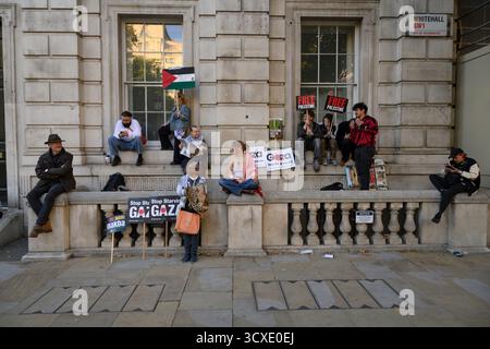 Pro-palästinensische Demonstranten bei einer Kundgebung in Whitehall waren die Demonstranten vom Victoria Embankment marschiert. Whitehall, London, Großbritannien. 11. Oktober 2025 Stockfoto