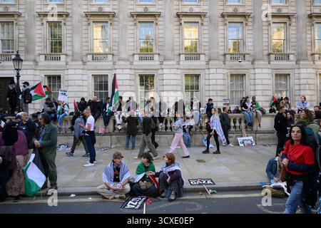 Pro-palästinensische Demonstranten bei einer Kundgebung in Whitehall waren die Demonstranten vom Victoria Embankment marschiert. Whitehall, London, Großbritannien. 11. Oktober 2025 Stockfoto