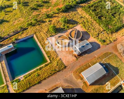 Abwasseraufbereitungsanlage aus der Vogelperspektive, Wasserwerk in Botswana, verbessert Wasserversorgung und -Menge, Reinigung von Industriewasser in Afrika Stockfoto