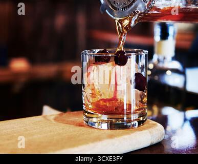 Ein altmodischer Cocktail wird gegossen Stockfoto