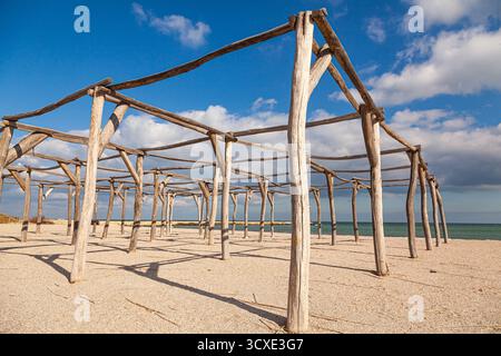 Leerer Strand und Meer im Frühjahr an einem sonnigen Tag. Stockfoto