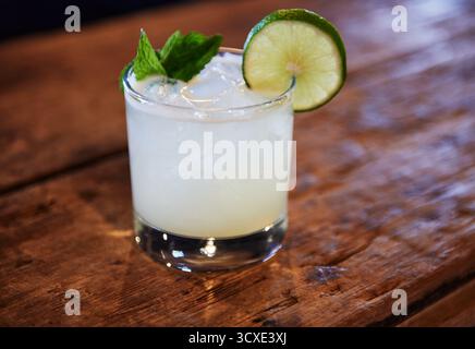Margarita Cocktail sitzt an einer Bar Stockfoto