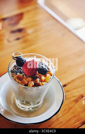 Obst-Parfait-Frühstück Stockfoto