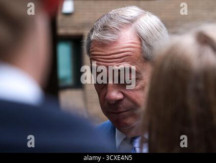 Southwark Crown Court, London, Großbritannien. Oktober 2025. Nigel Farage vor dem Southwark Crown Court, nachdem der afghanische Migrant Fayaz Khan, der ihn töten wollte, fünf Jahre lang inhaftiert wurde. Quelle: Matthew Chattle/Alamy Live News Stockfoto