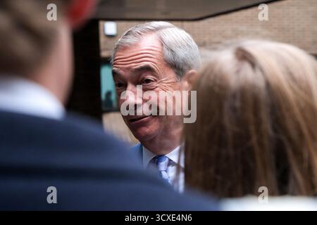 Southwark Crown Court, London, Großbritannien. Oktober 2025. Nigel Farage vor dem Southwark Crown Court, nachdem der afghanische Migrant Fayaz Khan, der ihn töten wollte, fünf Jahre lang inhaftiert wurde. Quelle: Matthew Chattle/Alamy Live News Stockfoto