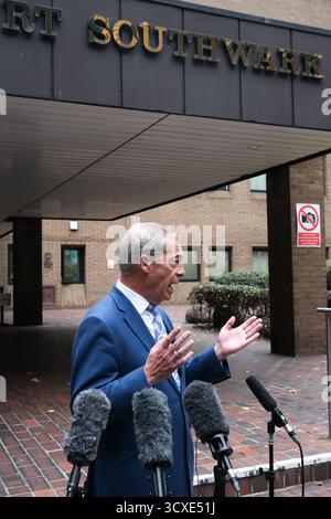 Southwark Crown Court, London, Großbritannien. Oktober 2025. Nigel Farage vor dem Southwark Crown Court, nachdem der afghanische Migrant Fayaz Khan, der ihn töten wollte, fünf Jahre lang inhaftiert wurde. Quelle: Matthew Chattle/Alamy Live News Stockfoto