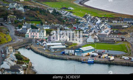 Aus der Vogelperspektive von Port William, einem Küstendorf in Dumfries und Galloway, Schottland, zeigt die Siedlung rund um den kleinen Hafen und die Umgebung Stockfoto