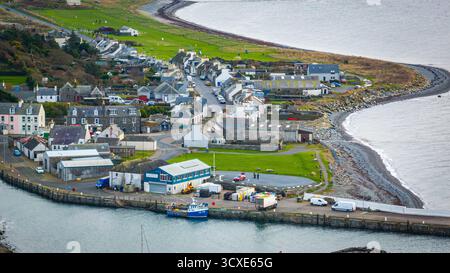 Aus der Vogelperspektive von Port William, einem Küstendorf in Dumfries und Galloway, Schottland, zeigt die Siedlung rund um den kleinen Hafen und die Umgebung Stockfoto