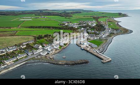 Aus der Vogelperspektive von Port William, einem Küstendorf in Dumfries und Galloway, Schottland, zeigt die Siedlung rund um den kleinen Hafen und die Umgebung Stockfoto