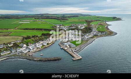 Aus der Vogelperspektive von Port William, einem Küstendorf in Dumfries und Galloway, Schottland, zeigt die Siedlung rund um den kleinen Hafen und die Umgebung Stockfoto