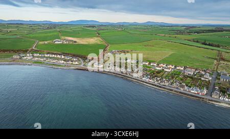 Aus der Vogelperspektive von Port William, einem Küstendorf in Dumfries und Galloway, Schottland, zeigt die Siedlung rund um den kleinen Hafen und die Umgebung Stockfoto