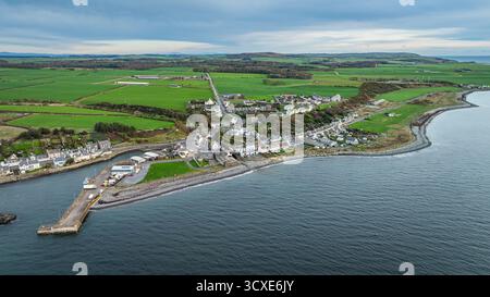 Aus der Vogelperspektive von Port William, einem Küstendorf in Dumfries und Galloway, Schottland, zeigt die Siedlung rund um den kleinen Hafen und die Umgebung Stockfoto