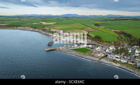 Aus der Vogelperspektive von Port William, einem Küstendorf in Dumfries und Galloway, Schottland, zeigt die Siedlung rund um den kleinen Hafen und die Umgebung Stockfoto