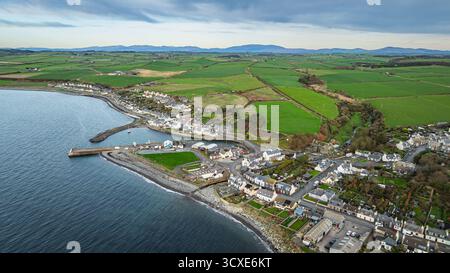 Aus der Vogelperspektive von Port William, einem Küstendorf in Dumfries und Galloway, Schottland, zeigt die Siedlung rund um den kleinen Hafen und die Umgebung Stockfoto