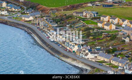 Aus der Vogelperspektive von Port William, einem Küstendorf in Dumfries und Galloway, Schottland, zeigt die Siedlung rund um den kleinen Hafen und die Umgebung Stockfoto