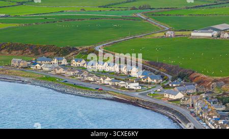 Aus der Vogelperspektive von Port William, einem Küstendorf in Dumfries und Galloway, Schottland, zeigt die Siedlung rund um den kleinen Hafen und die Umgebung Stockfoto