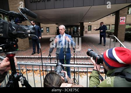 Southwark Crown Court, London, Großbritannien. Oktober 2025. Nigel Farage vor dem Southwark Crown Court, nachdem der afghanische Migrant Fayaz Khan, der ihn töten wollte, fünf Jahre lang inhaftiert wurde. Quelle: Matthew Chattle/Alamy Live News Stockfoto
