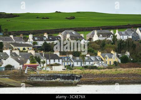 Drummore Village an der Mull of Galloway, Dumfries und Galloway, Schottland, zeigt Küstenlandschaft und ländliche Siedlung. Stockfoto
