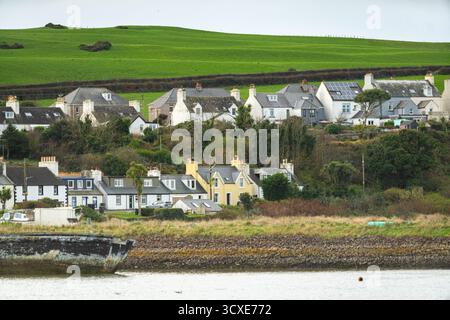 Drummore Village an der Mull of Galloway, Dumfries und Galloway, Schottland, zeigt Küstenlandschaft und ländliche Siedlung. Stockfoto