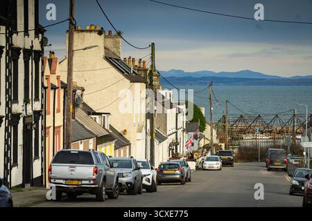 Drummore Village an der Mull of Galloway, Dumfries und Galloway, Schottland, zeigt Küstenlandschaft und ländliche Siedlung. Stockfoto