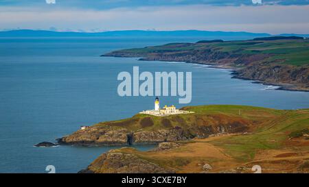 Aus der Vogelperspektive des Killantringan Lighthouse an der Küste von Dumfries und Galloway in Schottland mit Blick auf die Irische See. Stockfoto