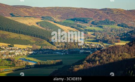Blick aus der Vogelperspektive auf Walkerburn in der schottischen Grenze, Schottland, das Dorf inmitten der dramatischen Landschaft des River Tweed Valley zeigt, Stockfoto