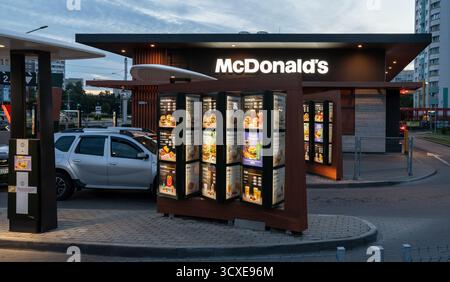 Autos in einem McDonald's Restaurant fahren durch. Menü im Restaurant mit einer Auswahl an Burgern, Pommes Frites und Getränken. Minsk, Weißrussland - 26. Juli 2022 Stockfoto