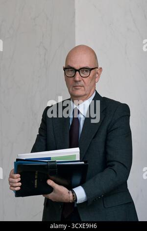 Paris, Frankreich. Oktober 2025. Der französische Minister für Wirtschaft, Finanzen und Industrie, Energie und digitale Souveränität Roland Lescure verlässt zusammen mit dem französischen Premierminister Sebastien Lecornu den Elysee-Palast nach dem Ministerrat in Paris am 14. Oktober 2025. Foto: Firas Abdullah/ABACAPRESS.COM Credit: Abaca Press/Alamy Live News Stockfoto