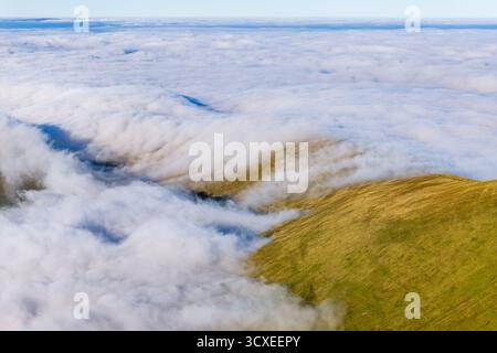 Atemberaubende Wolkenumkehr über dem Cefn Cwm Llwch Ridge in den Brecon Beacons Stockfoto