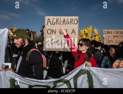 Saint Ouen, Paris, Frankreich. Oktober 2025. Der Bauernbund hat sich am Dienstag, den 14. Oktober, in Paris gegen das Abkommen zwischen der EU und dem Mercosur in Les Invalides in Paris ausgesprochen. (Kreditbild: © Sadak Souici/ZUMA Press Wire) NUR REDAKTIONELLE VERWENDUNG! Nicht für kommerzielle ZWECKE! Stockfoto