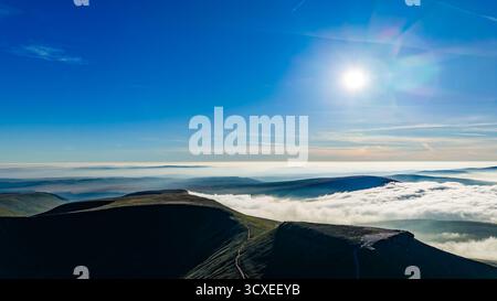 Aus der Vogelperspektive einer atemberaubenden Wolkenumkehr über den Bergen der Brecon Beacons, Wales Stockfoto