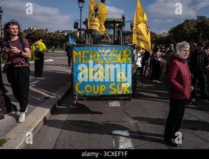 Saint Ouen, Paris, Frankreich. Oktober 2025. Der Bauernbund hat sich am Dienstag, den 14. Oktober, in Paris gegen das Abkommen zwischen der EU und dem Mercosur in Les Invalides in Paris ausgesprochen. (Kreditbild: © Sadak Souici/ZUMA Press Wire) NUR REDAKTIONELLE VERWENDUNG! Nicht für kommerzielle ZWECKE! Stockfoto