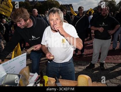 Saint Ouen, Paris, Frankreich. Oktober 2025. Der Bauernbund hat sich am Dienstag, den 14. Oktober, in Paris gegen das Abkommen zwischen der EU und dem Mercosur in Les Invalides in Paris ausgesprochen. (Kreditbild: © Sadak Souici/ZUMA Press Wire) NUR REDAKTIONELLE VERWENDUNG! Nicht für kommerzielle ZWECKE! Stockfoto
