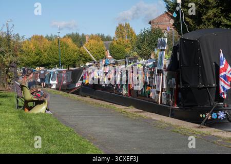 Kanalboothändlerin, die ihr Kunstwerk auf dem Schleppweg des Shropshire Union Canal in Ellesmere in Shropshire, England, verkauft Stockfoto