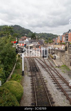 Bahnlinie und Bahnhof in Llangollen, Wales Stockfoto