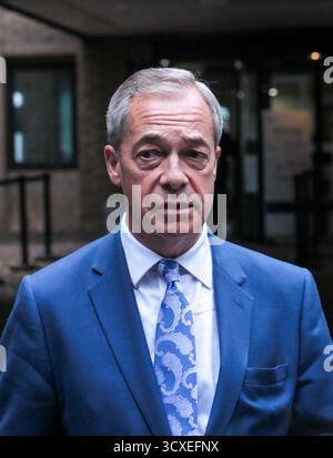 Southwark Crown Court, London, Großbritannien. Oktober 2025. Nigel Farage vor dem Southwark Crown Court, nachdem der afghanische Migrant Fayaz Khan, der ihn töten wollte, fünf Jahre lang inhaftiert wurde. Quelle: Matthew Chattle/Alamy Live News Stockfoto