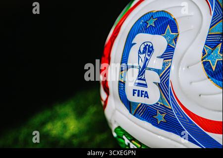 LOS ANGELES, USA, 15. NOVEMBER 2025: Offizieller Fußball der FIFA Fußball-Weltmeisterschaft 2026 von Trionda – Nahaufnahme als Hintergrundbild für die USA, Mexiko und Kanada Stockfoto