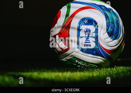LOS ANGELES, USA, 15. NOVEMBER 2025: Der offizielle Trionda-Fußball der FIFA-Weltmeisterschaft 2026 auf dem Spielfeld, der die Meisterschaft in den USA repräsentiert, Mex Stockfoto