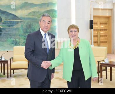 Peking, China. Oktober 2025. Der chinesische Außenminister Wang Yi, auch Mitglied des Politbüros des Zentralkomitees der Kommunistischen Partei Chinas, trifft sich mit der ehemaligen chilenischen Präsidentin Michelle Bachelet, die am 14. Oktober 2025 in China am Global Leaders' Meeting on Women in Peking, der Hauptstadt Chinas, teilnimmt. Quelle: Gao Jie/Xinhua/Alamy Live News Stockfoto