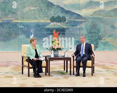 Peking, China. Oktober 2025. Der chinesische Außenminister Wang Yi, auch Mitglied des Politbüros des Zentralkomitees der Kommunistischen Partei Chinas, trifft sich mit der ehemaligen chilenischen Präsidentin Michelle Bachelet, die am 14. Oktober 2025 in China am Global Leaders' Meeting on Women in Peking, der Hauptstadt Chinas, teilnimmt. Quelle: Gao Jie/Xinhua/Alamy Live News Stockfoto