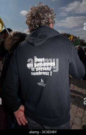 Saint Ouen, Paris, Frankreich. Oktober 2025. Der Bauernbund hat sich am Dienstag, den 14. Oktober, in Paris gegen das Abkommen zwischen der EU und dem Mercosur in Les Invalides in Paris ausgesprochen. (Kreditbild: © Sadak Souici/ZUMA Press Wire) NUR REDAKTIONELLE VERWENDUNG! Nicht für kommerzielle ZWECKE! Stockfoto